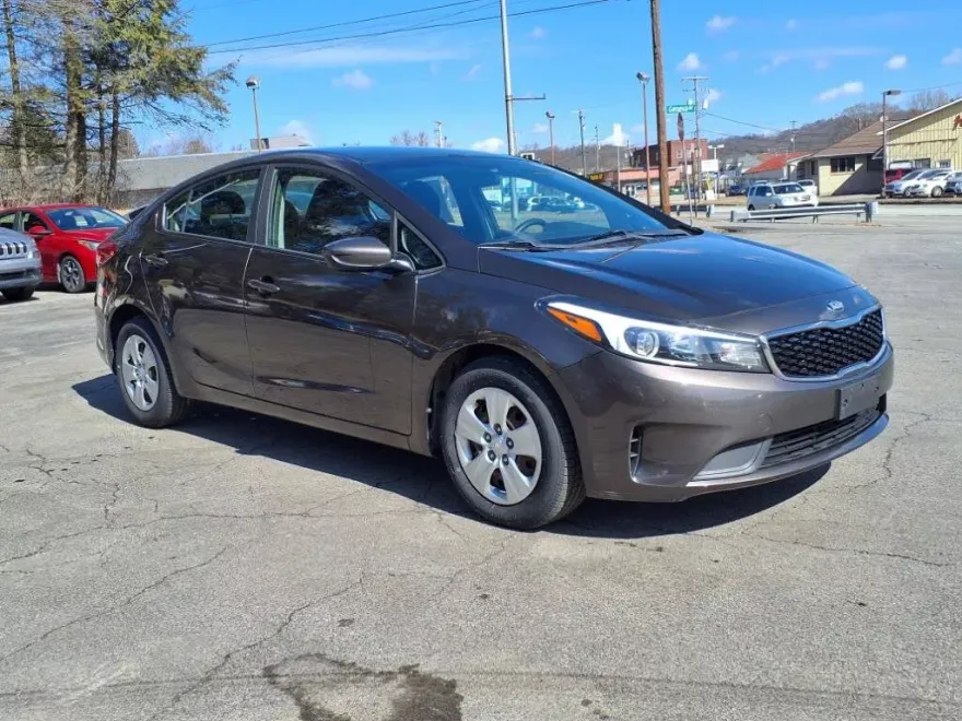 2017 Kia Forte LX photo 1