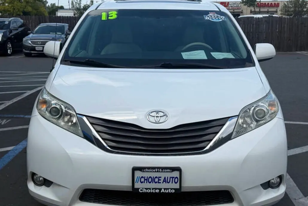 2013 Toyota Sienna XLE photo 1