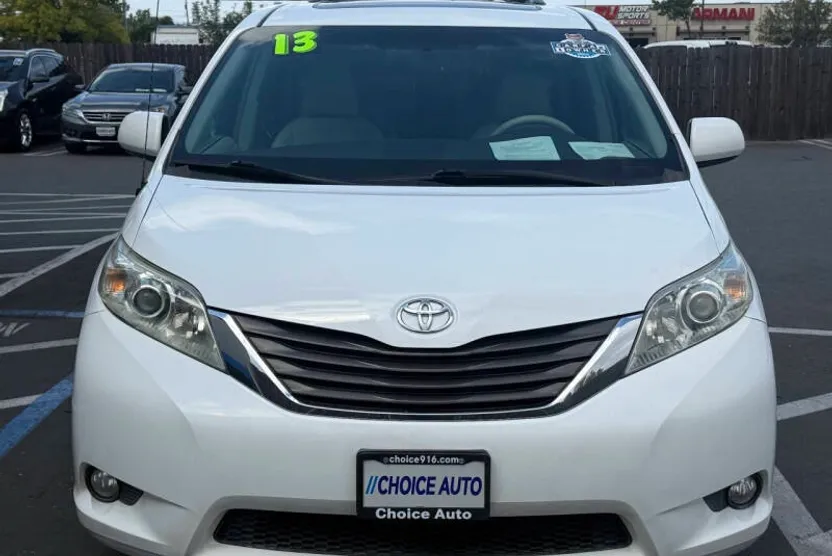 2013 Toyota Sienna XLE photo 1