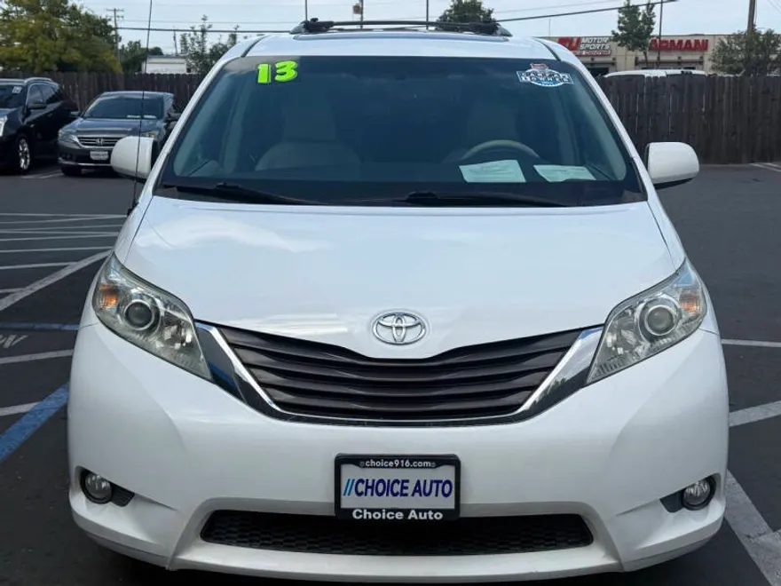 2013 Toyota Sienna XLE photo 1