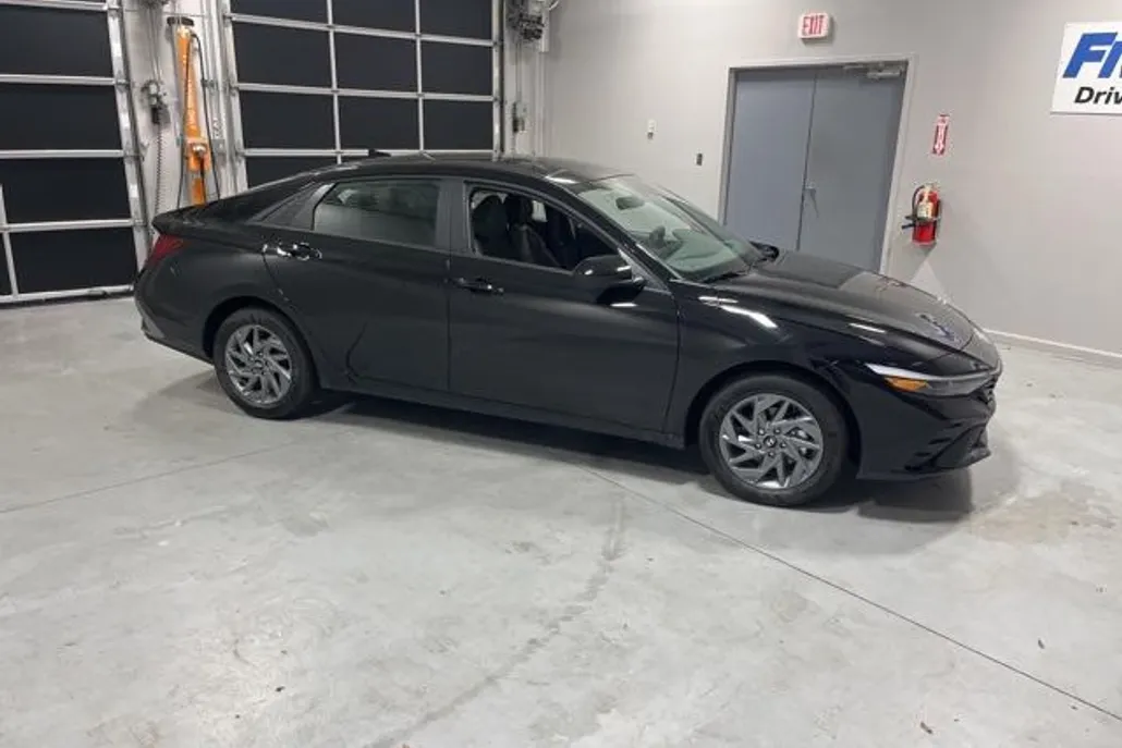 2025 Hyundai Elantra Hybrid Blue photo 1