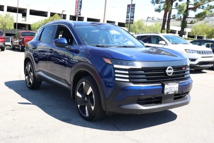 2025 Nissan Kicks SR photo 1