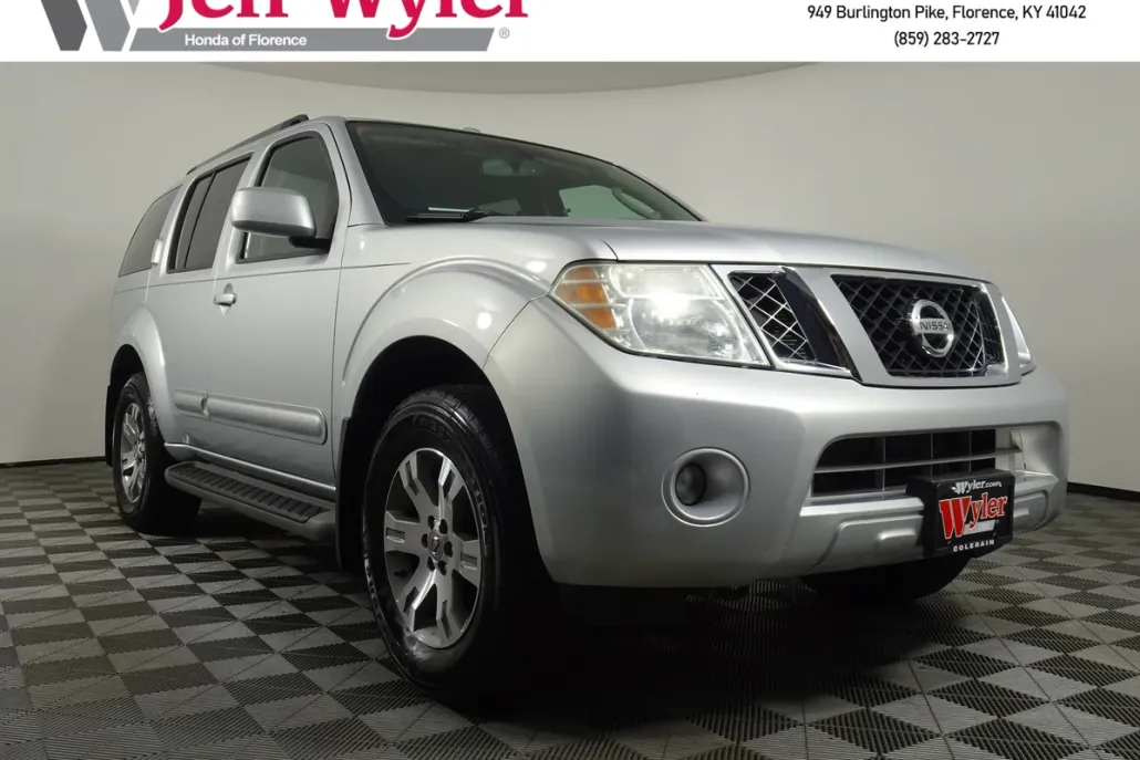 2010 Nissan Pathfinder SE photo 1