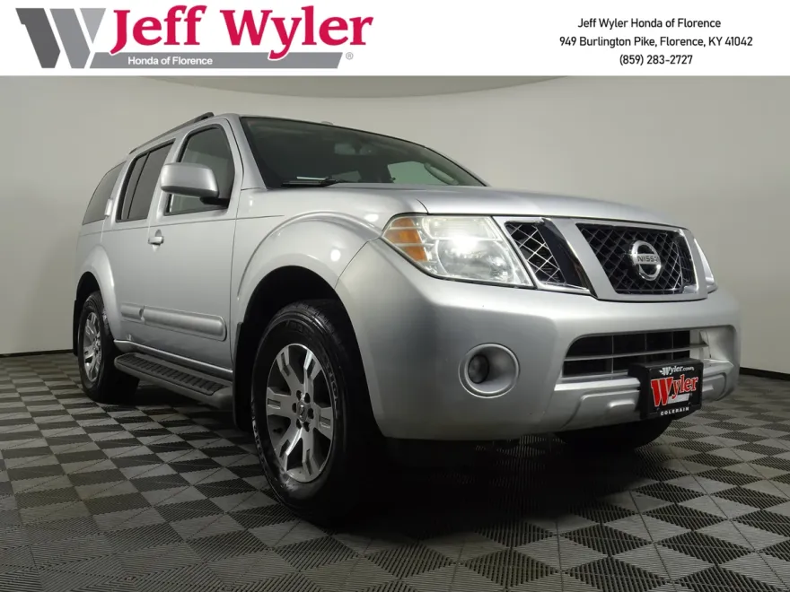 2010 Nissan Pathfinder SE photo 1