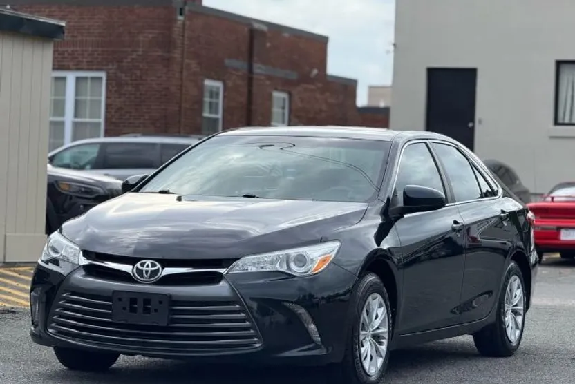2015 Toyota Camry LE photo 1