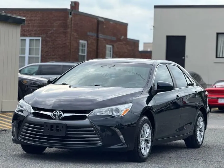 2015 Toyota Camry LE photo 1