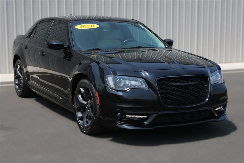 2020 Chrysler 300 Touring L photo 1