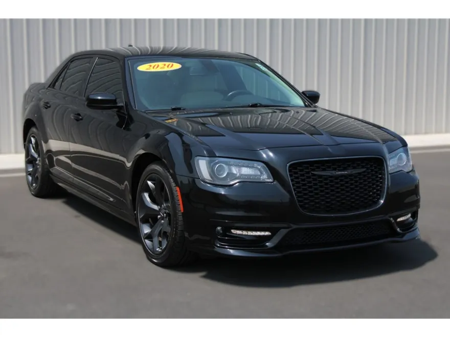 2020 Chrysler 300 Touring L photo 1
