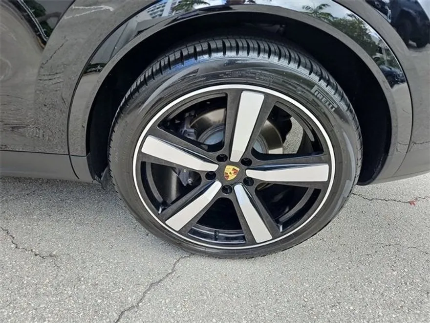 2024 Porsche Cayenne Base photo 8