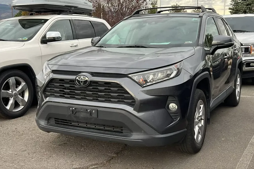 2020 Toyota RAV4 XLE photo 1