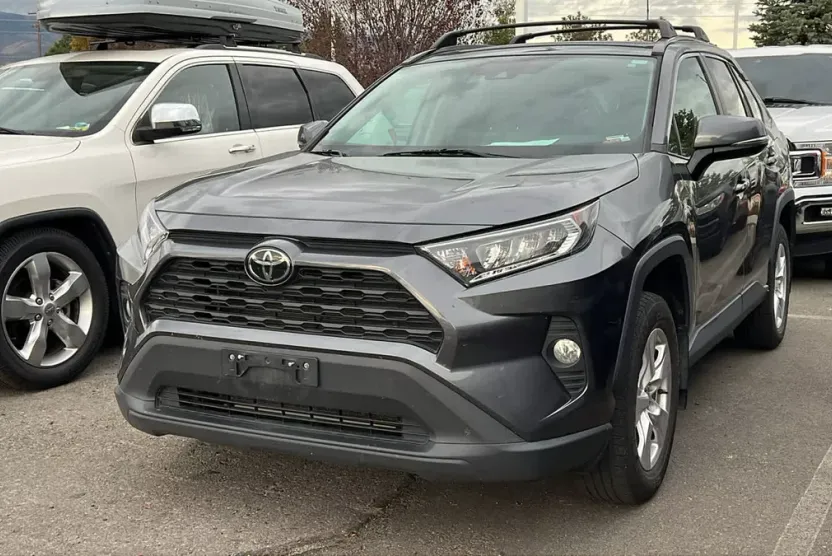 2020 Toyota RAV4 XLE photo 1