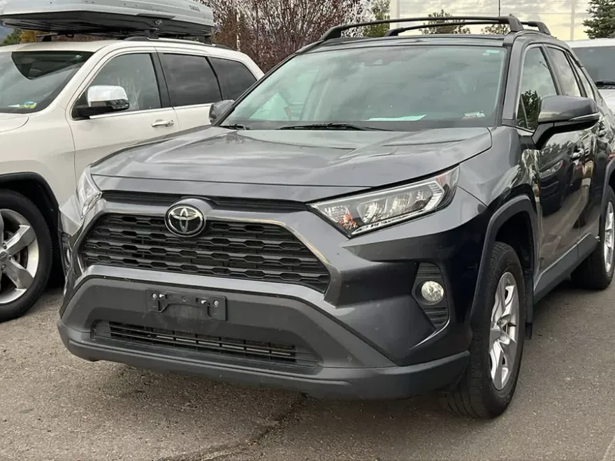 2020 Toyota RAV4 XLE photo 1