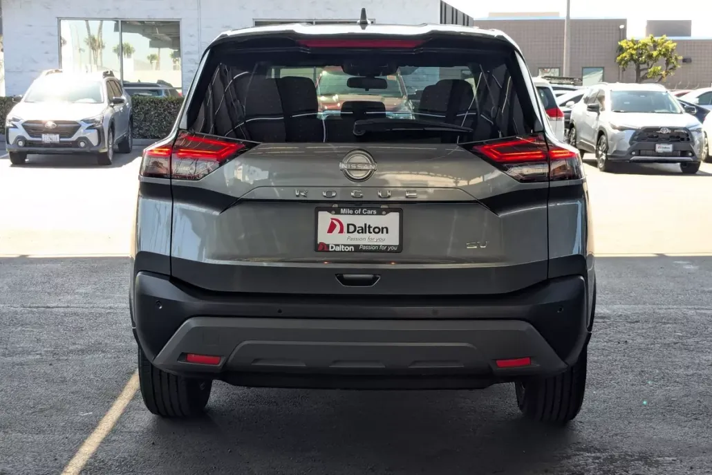 2023 Nissan Rogue SV photo 1