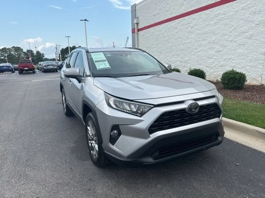 2019 Toyota RAV4 XLE Premium photo 1