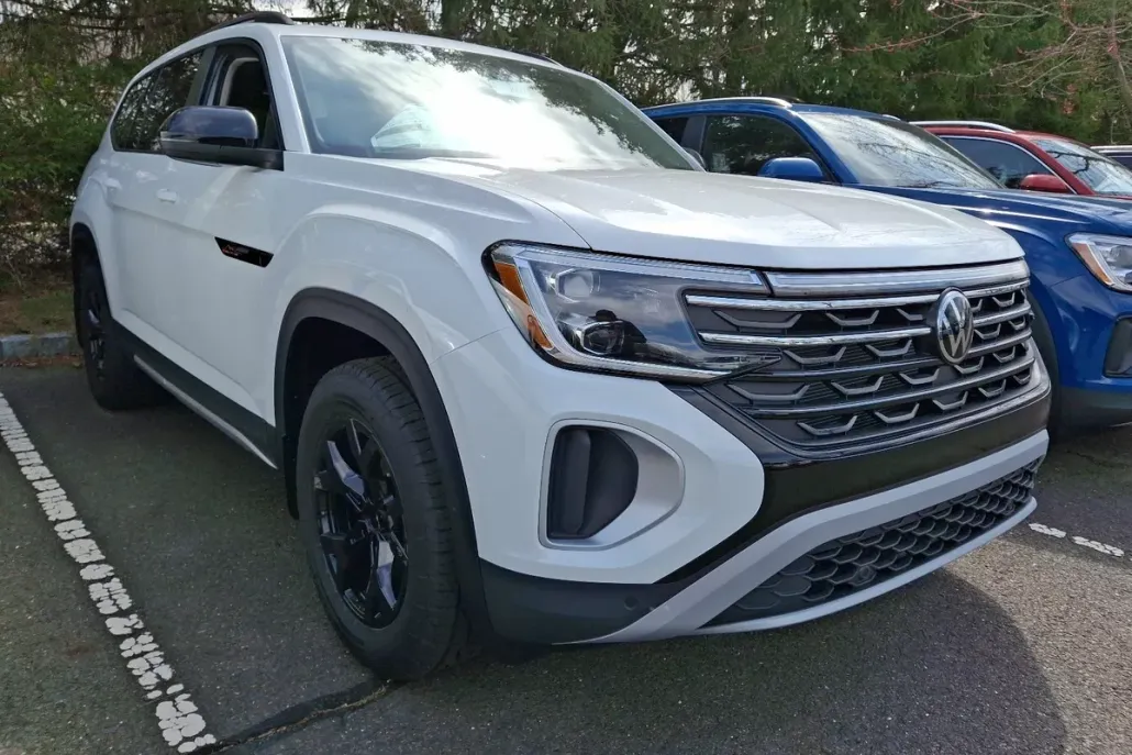 2025 Volkswagen Atlas Peak Edition SE photo 1