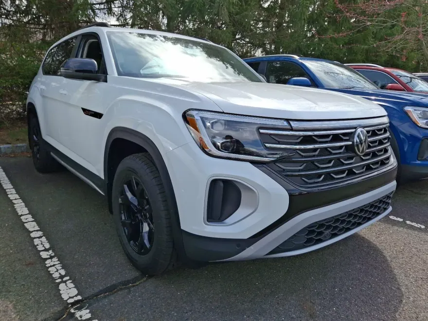 2025 Volkswagen Atlas Peak Edition SE photo 1