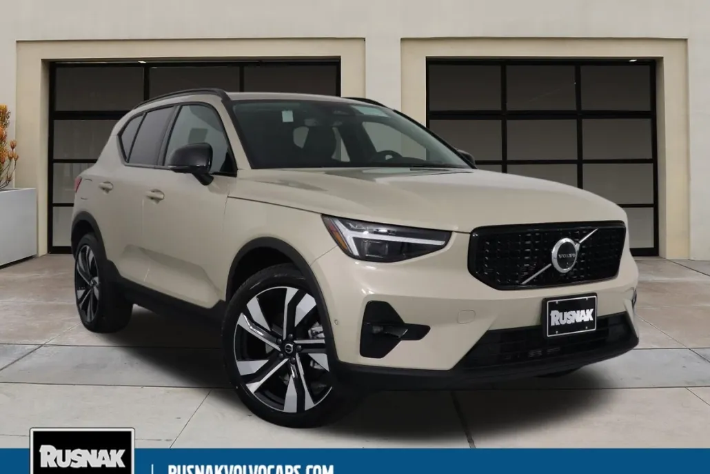 2025 Volvo XC40 Plus photo 1