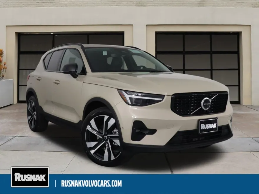 2025 Volvo XC40 Plus photo 1