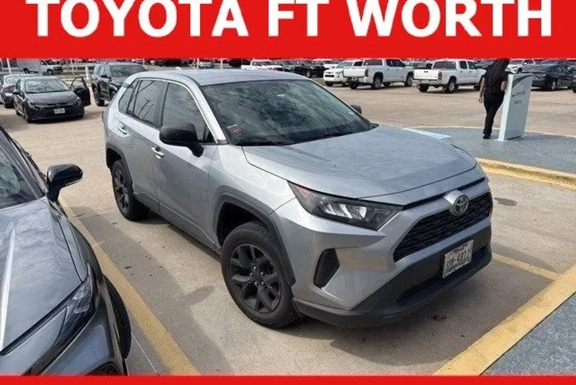 2022 Toyota RAV4 LE photo 1