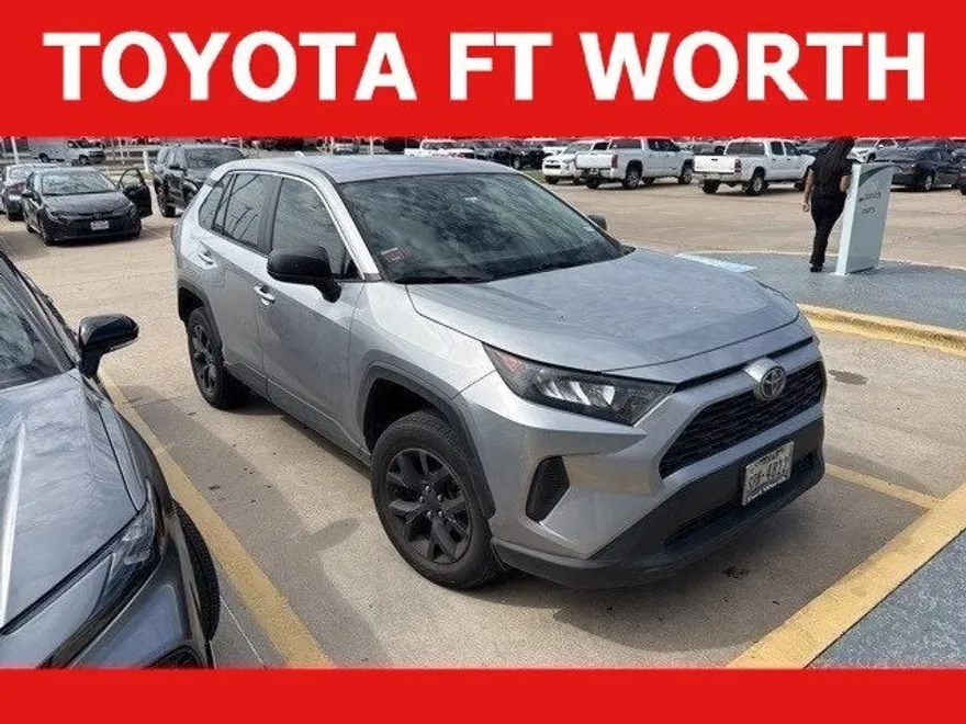 2022 Toyota RAV4 LE photo 1