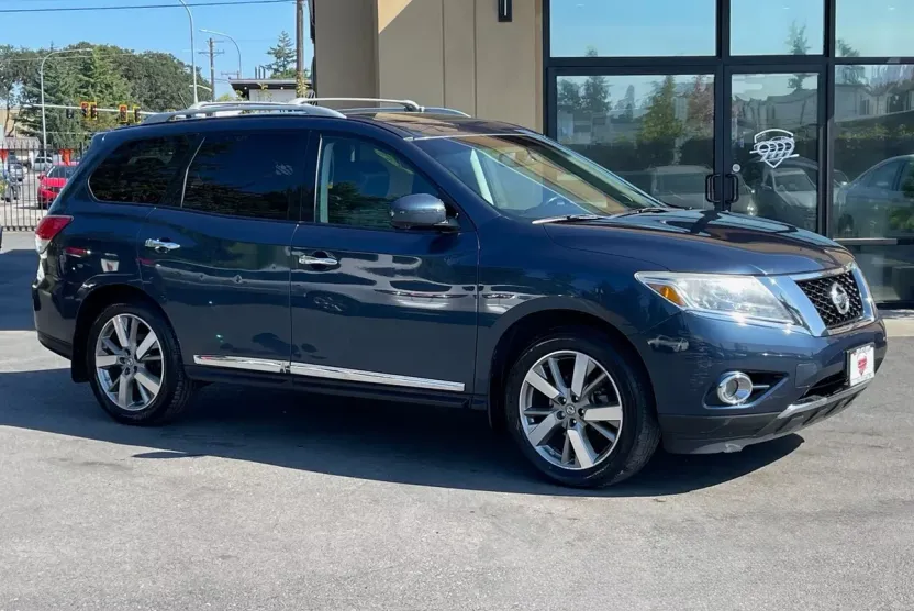 2014 Nissan Pathfinder Platinum photo 1