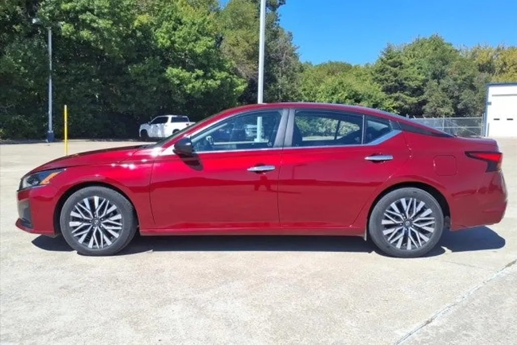 2024 Nissan Altima 2.5 SV photo 1