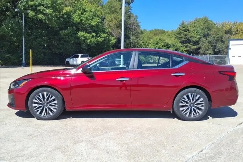 2024 Nissan Altima 2.5 SV photo 1