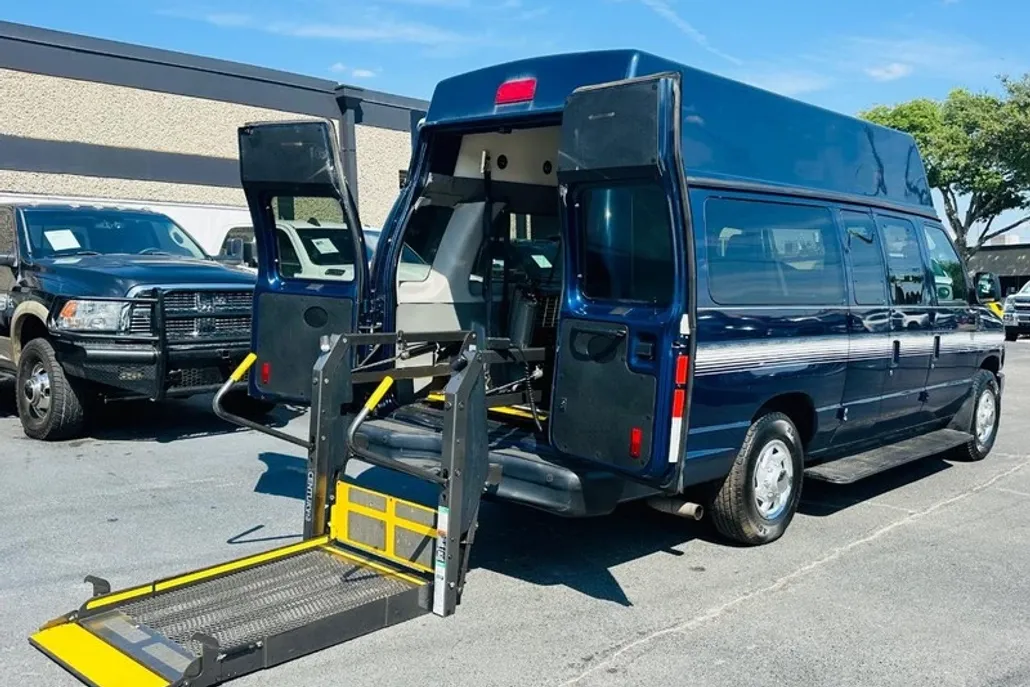 2013 Ford E-350 photo 1