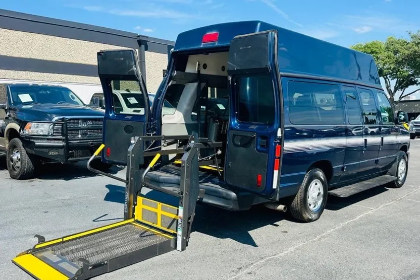 2013 Ford E-350 photo 1