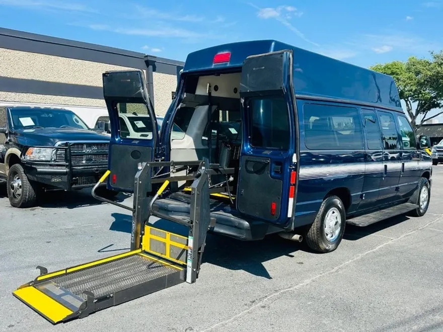 2013 Ford E-350 photo 1