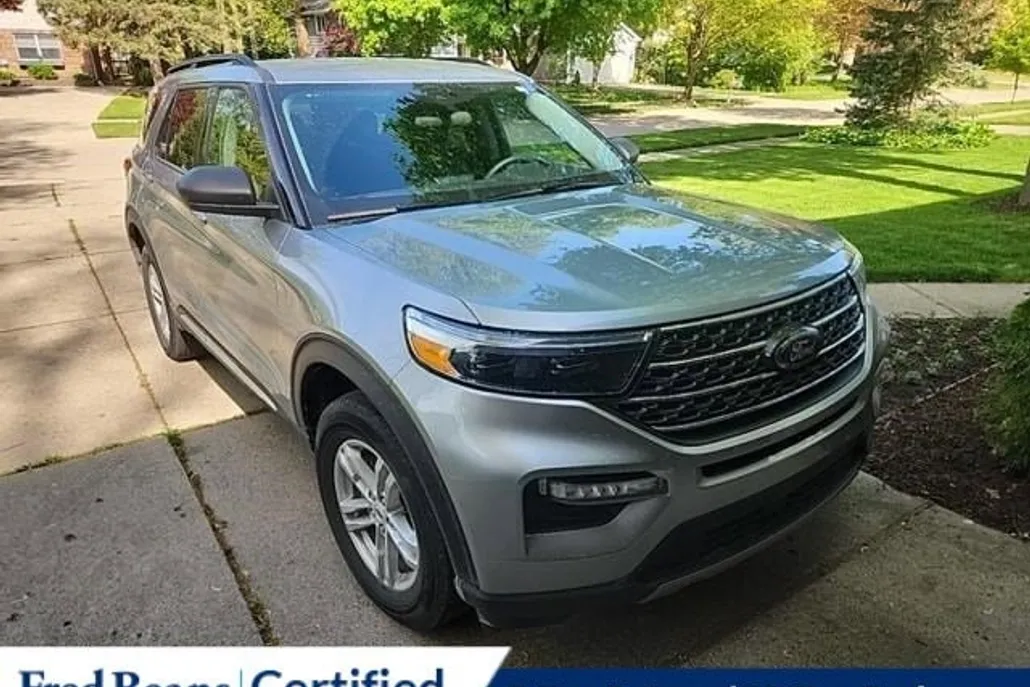 2023 Ford Explorer XLT photo 1