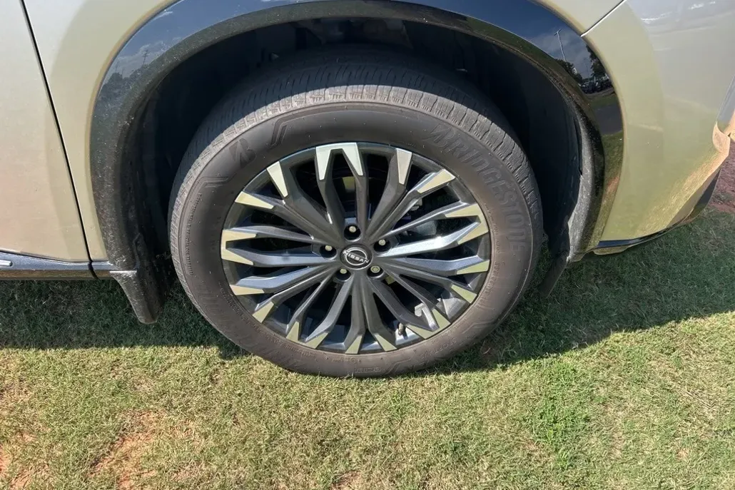 2024 Nissan Rogue Platinum photo 1