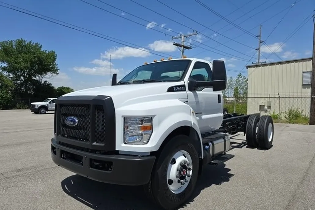 2025 Ford F-650 Base photo 1