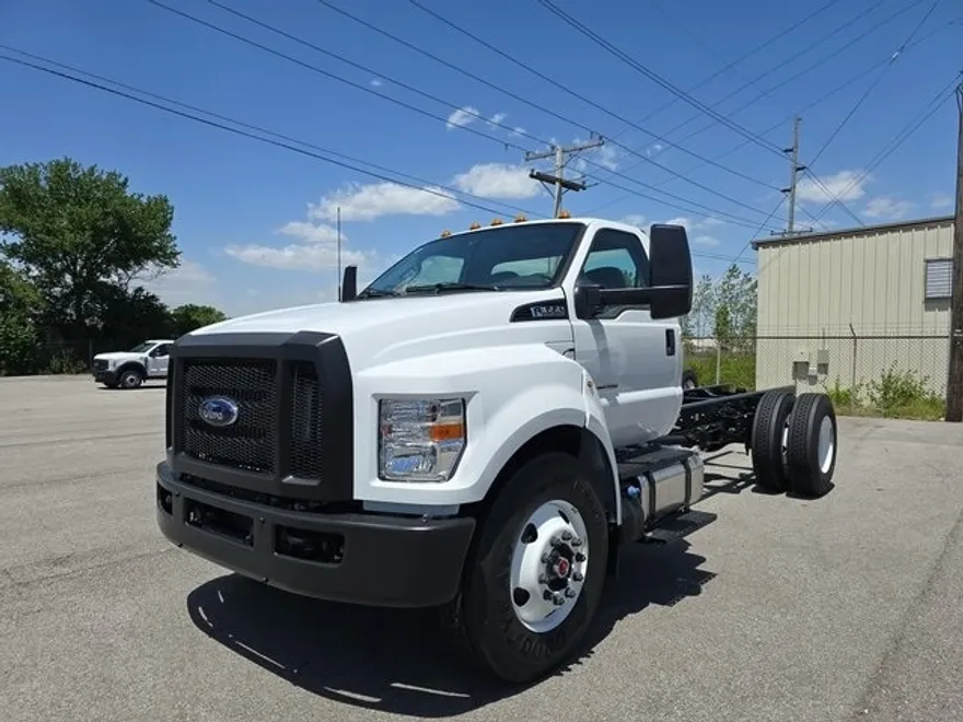 2025 Ford F-650 Base photo 1
