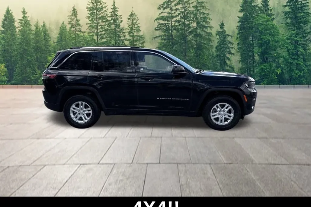 2023 Jeep Grand Cherokee Laredo photo 1