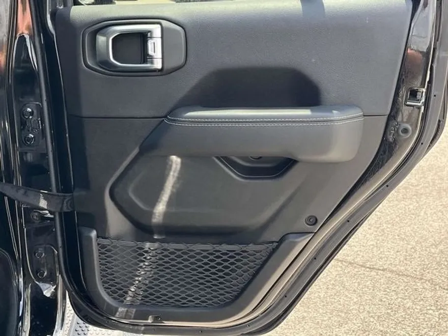 2022 Jeep Wrangler Unlimited Sahara photo 22