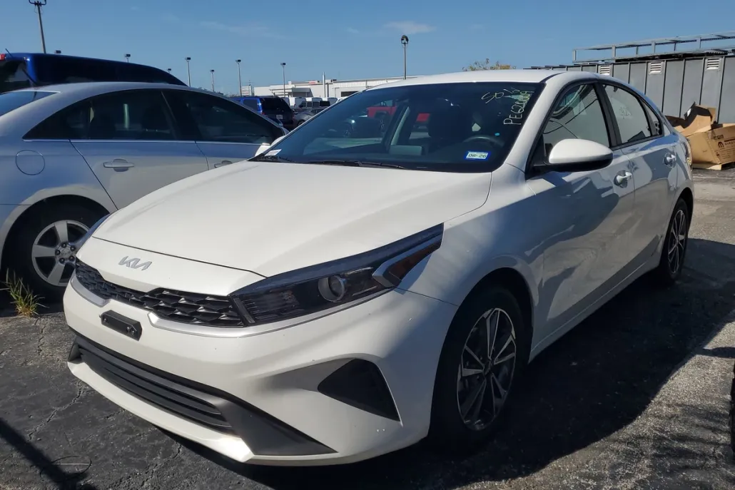 2023 Kia Forte LXS photo 1