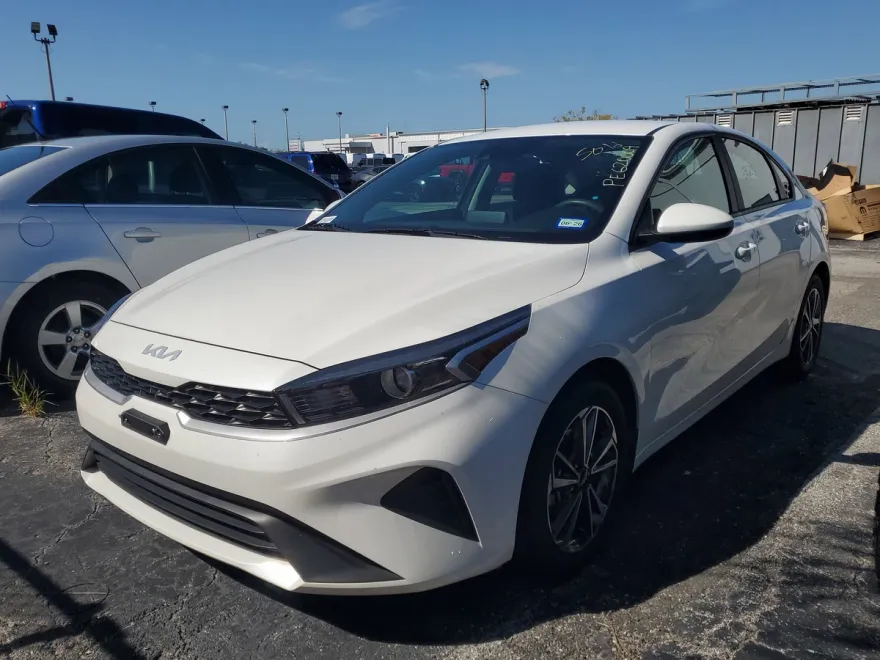 2023 Kia Forte LXS photo 1
