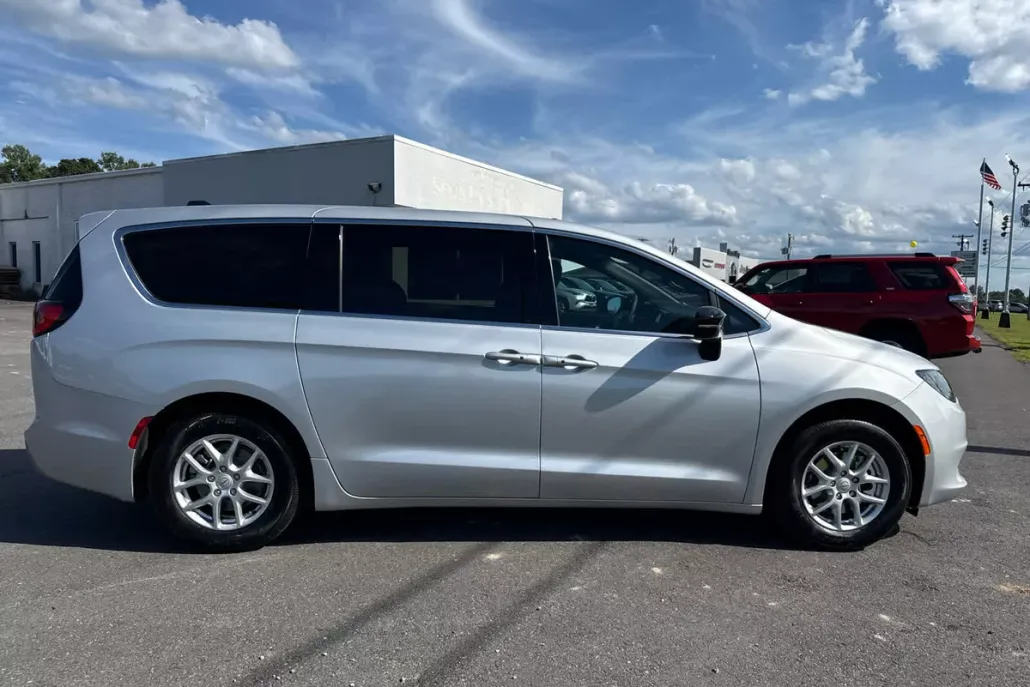2026 Chrysler Voyager LX photo 1