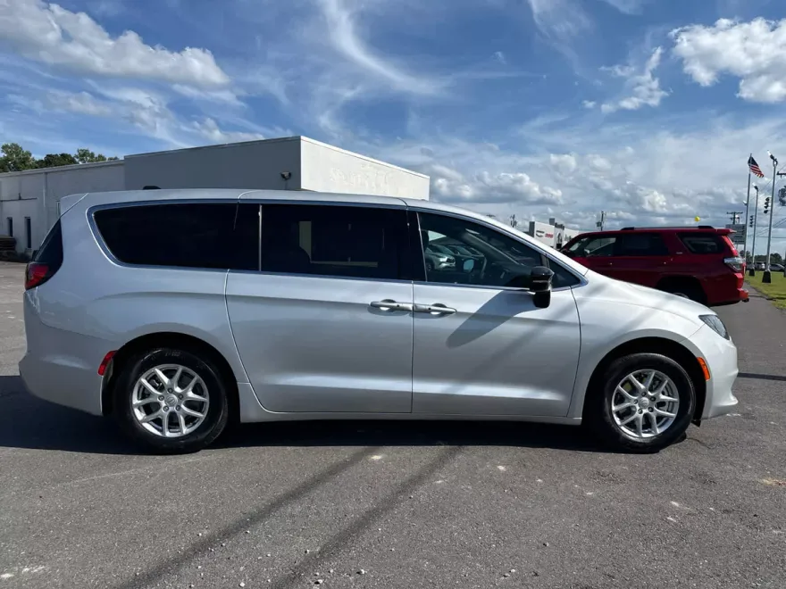 2026 Chrysler Voyager LX photo 1