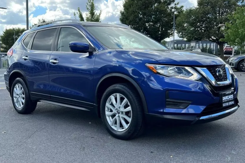 2018 Nissan Rogue SV photo 1