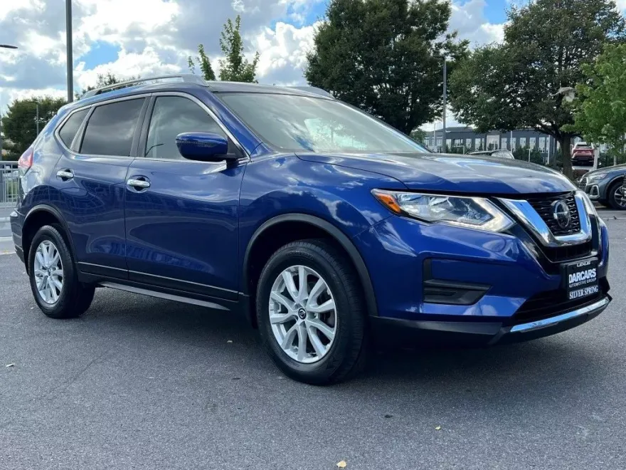 2018 Nissan Rogue SV photo 1