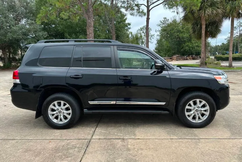 2016 Toyota Land Cruiser photo 1