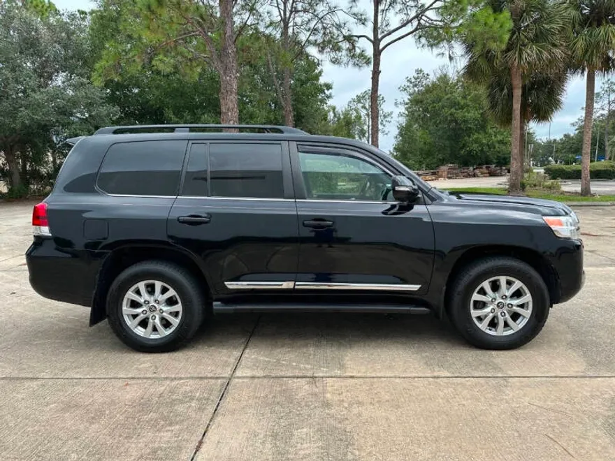 2016 Toyota Land Cruiser photo 1