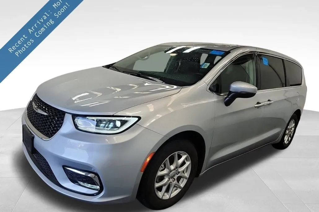 2023 Chrysler Pacifica Touring L photo 1