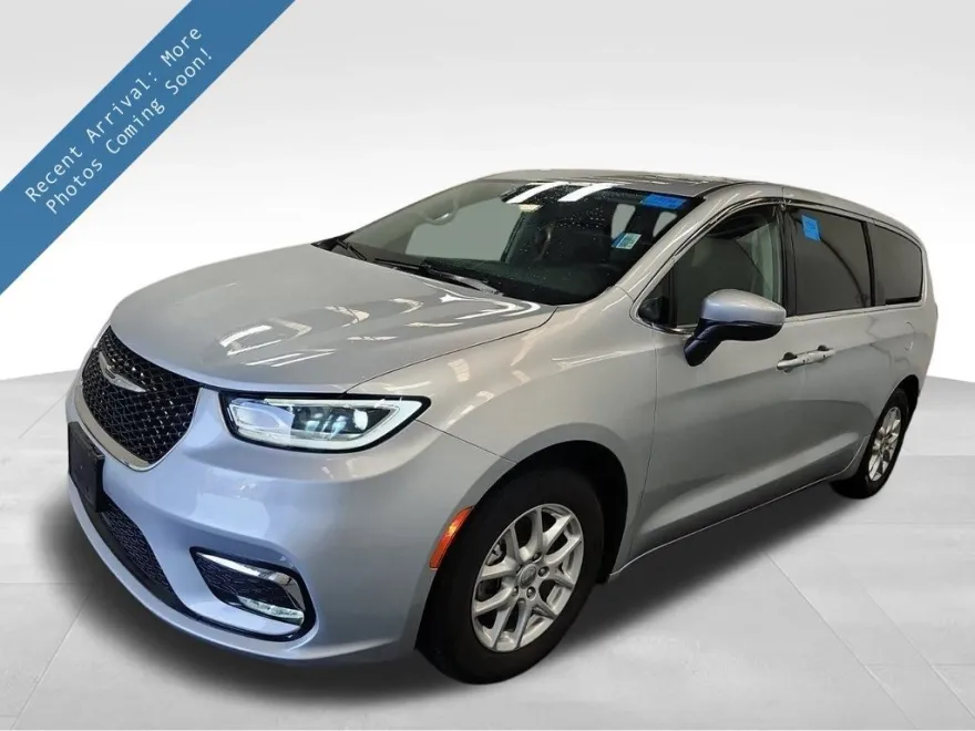 2023 Chrysler Pacifica Touring L photo 1