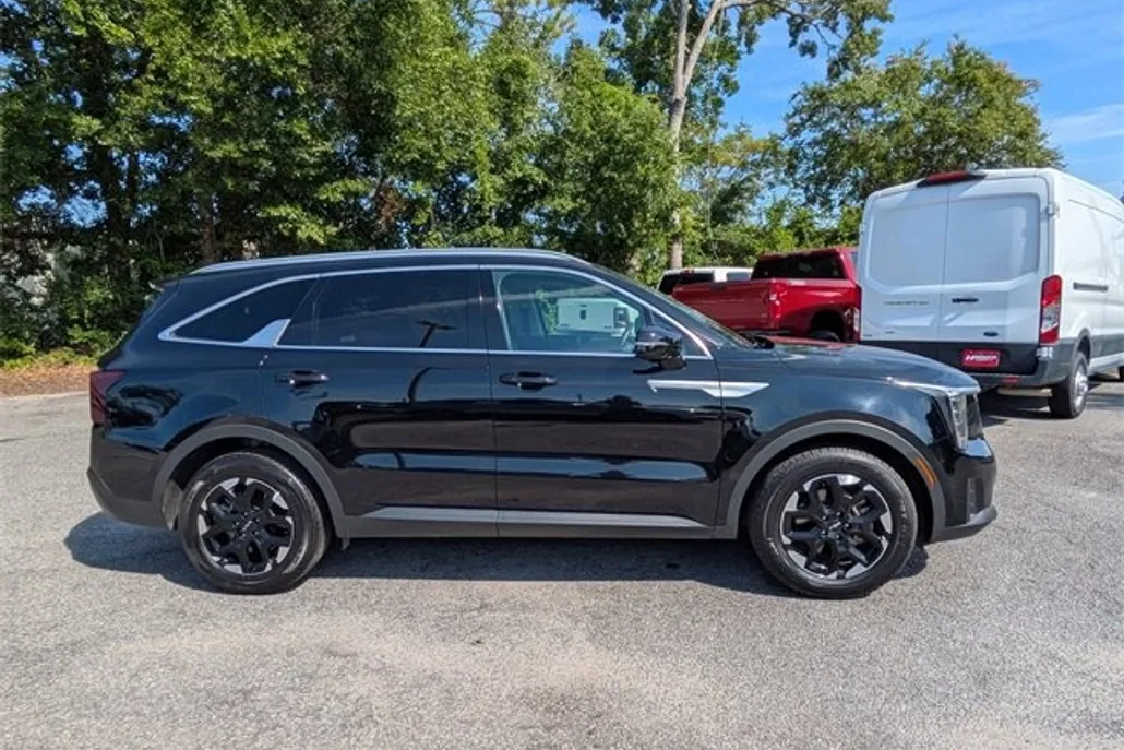 2024 Kia Sorento S photo 1