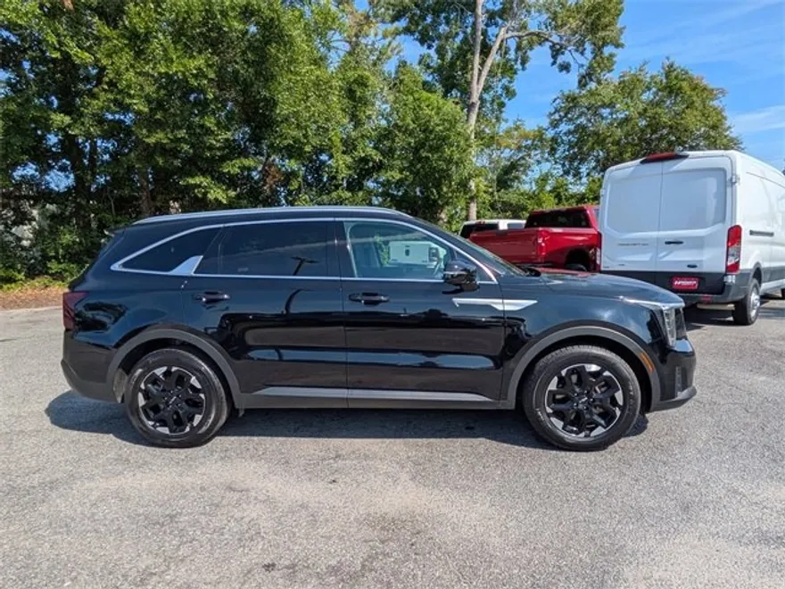 2024 Kia Sorento S photo 1