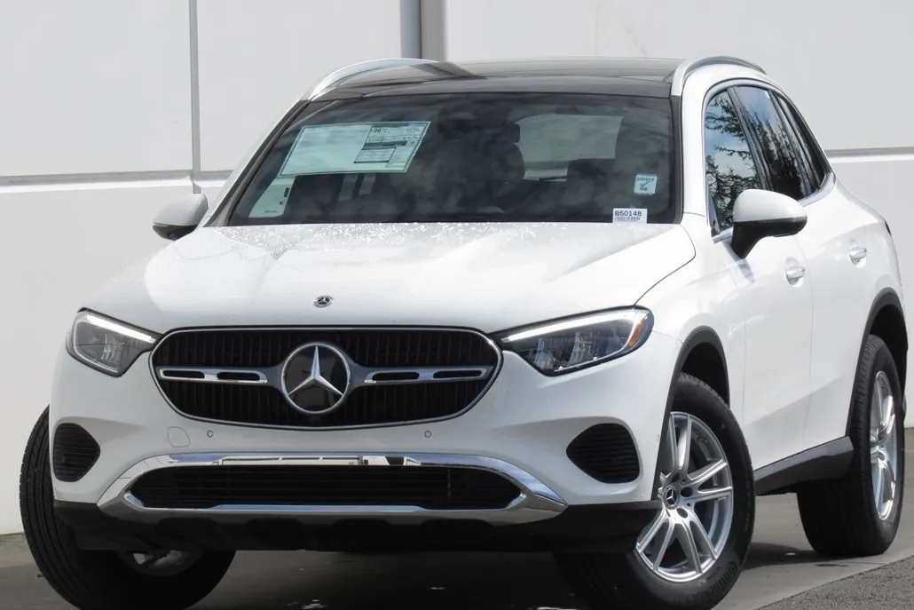 2025 Mercedes Benz GLC 300 4MATIC photo 1