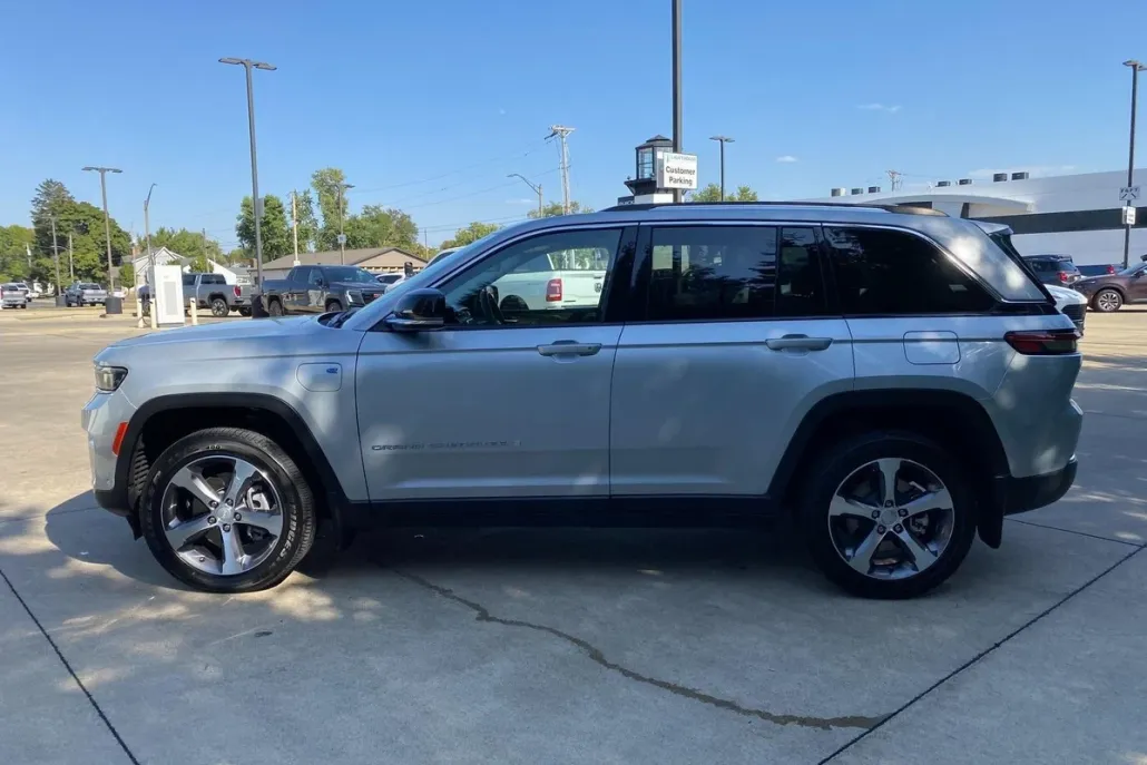 2023 Jeep Cherokee 4xe photo 1